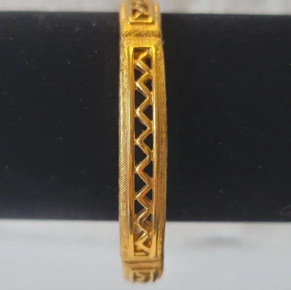 Monet RARE Bangle / Gold Gilded Look / Goldtone, Vintage, Estate, Size 8 - Picture 8 of 10